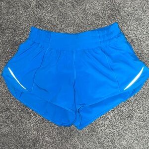 Lululemon Hotty Hot 2.5” low rise shorts | size 4